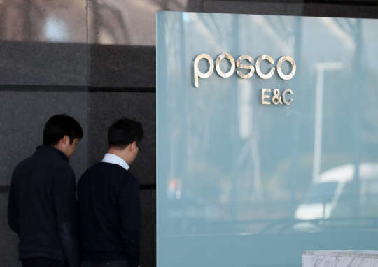 검찰이 거액의 비자금을 조성했다는 의혹으로 포스코건설에 대한 수사에 착수한 13일 인천시 연수구 포스코건설 건물 로비에 직원들이 오가고 있다.